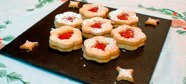 Receta de galletas navideñas rellenas de mermelada de fresa